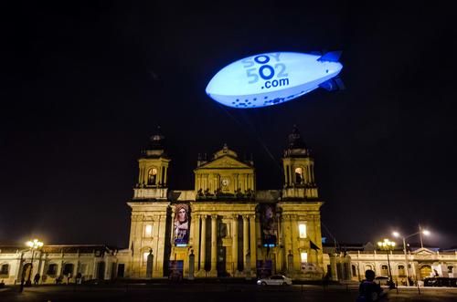 Imagen del dirigible, en el paso frente a la Catedral Metropolitana. (Foto: Marcelo Jiménez/Soy502)