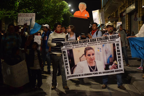 El rostro de la magistrada Blanca Stalling también apareció en las protestas de #RenunciaYa. (Foto: EFE) 
