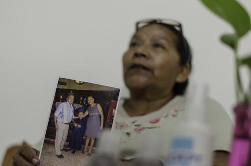 Elizabeth Pérez muestra una fotografía de cuando su padre asistió a la graduación de preprimaria de su bisnieto. (Foto Marcelo Jiménez/Soy502)