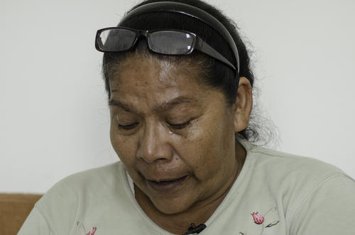 Elizabeth Pérez no puede evitar derramar lágrimas al narrar cómo se deterioró la salud de su padre, en cuestión de semanas. (Foto Marcelo Jiménez/Soy502)