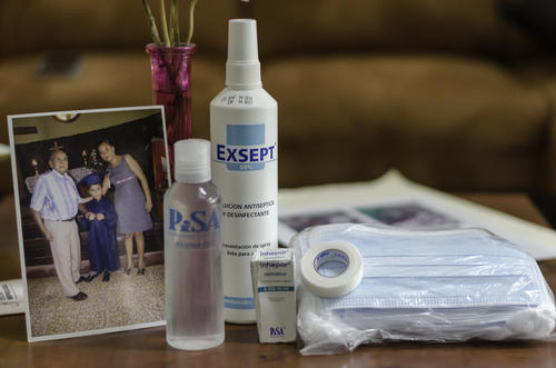 Estos fueron los productos que Pisa entregó a los pacientes de diálisis peritoneal. (Foto: Marcelo Jiménez/Soy502)