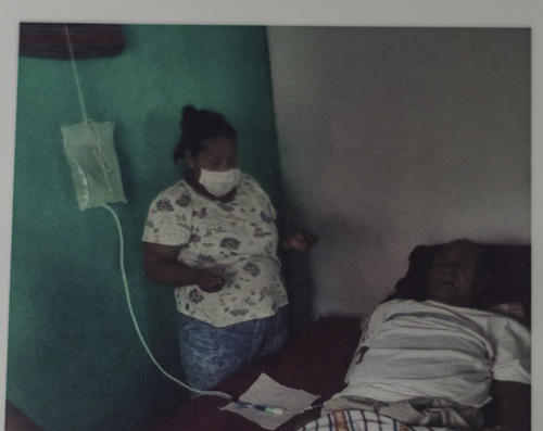Elizabeth le realiza la diálisis peritoneal a su padre, Perfecto Pérez. (Foto Marcelo Jiménez/Soy502)