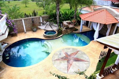 Estas piscinas muestran el lujo que había en las propiedades aseguradas, el confort en su máxima expresión. (Foto: Diario La Prensa de Honduras)  