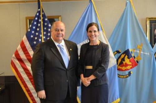 Julio Ligorría y Rebecca Bill Chávez, Subsecretaria Adjunta de Defensa para Asuntos del Hemisferio Occidental, luego del anuncio (Foto: Agencias)