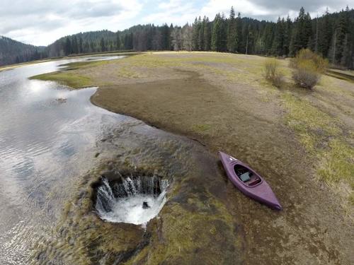 Drenajes de agua en un enorme agujero, a unos 6 pies de diámetro, cerca de la orilla del Lago Perdido en Oregon. (Foto: Ryan Brennecke/The Bulletin)