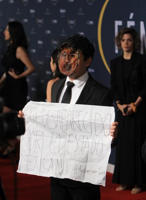 El actor Francisco Barreiro protesta por los jóvenes desaparecidos de Guerrero en la ceremonia de la primera edición de los Premios Fénix. (Foto: Mario Guzmán/EFE) 