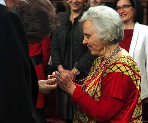 La escritora muestra a la Reina Sofía su medalla, luego del acto realizado del Premio Cervantes, con motivo del Día del Libro. (Foto: EFE) 