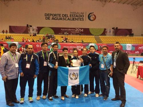 La delegación guatemalteca celebra junto a Elizabeth Zamora, el título panamericano.