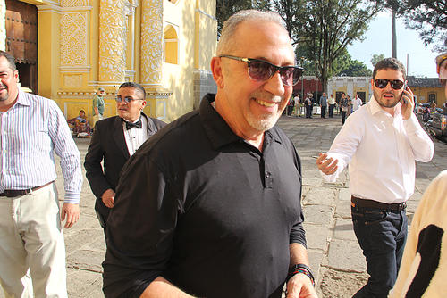 Emilio Estefan a su llegada en La Merced, en Antigua. (Foto: Luis Barrios/Soy502)