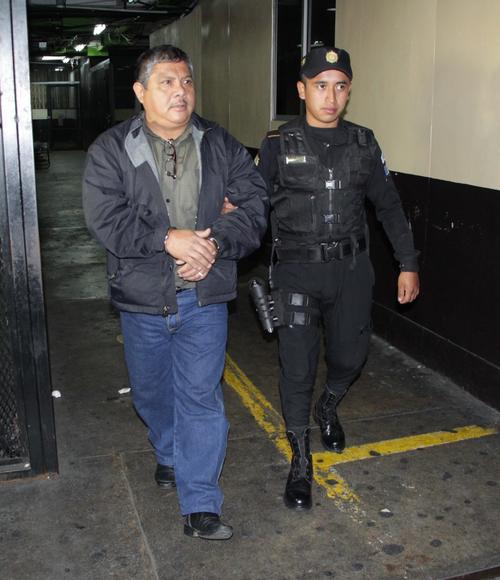 El enfermero auxiliar fue detenido por supuestamente haber intentado sustraer material del Hospital General San Juan de Dios. (Foto: PNC)