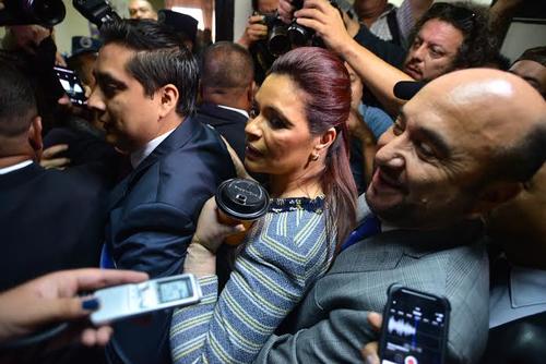 Este lunes, tras dos meses de ausencia, Roxana Baldetti acudió a la Torre de Tribunales, ante el Tribunal de Mayor Riesgo, para solicitar que se le retire el embargo en siete cuentas bancarias, lo que fue denegado. (Foto: Wilder López/Soy502) 