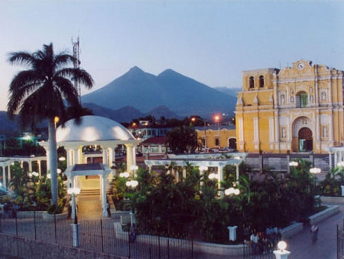 Parque de la ciudad de Escuintla al atardecer