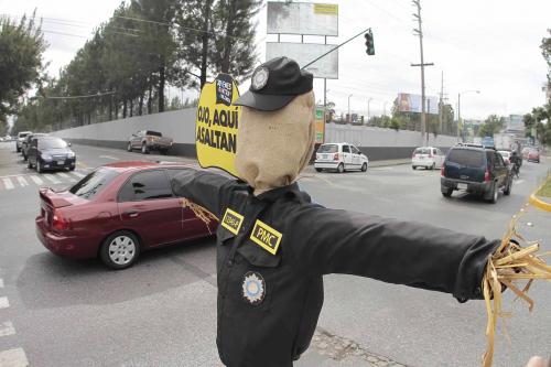 Un espantacacos custodia una calle capitalina