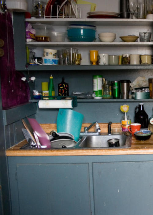 Los casos más comunes de desorden, es la acumulación de trastos sucios en la cocina. (Foto Katie Brady/Creative Commons)