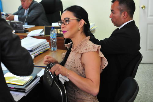 La exdiputada de Lider, Julia Maldonado, observa a uno de los testigos que declaró durante la segunda audiencia del juicio en su contra. (Foto: Alejandro Balán/Soy502) 