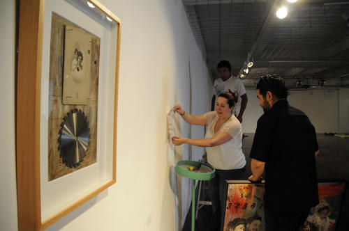 
Los curadores examinan detalles en el montaje de la piezas. 