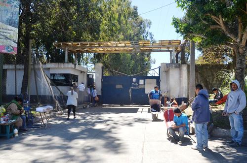 Vista de la puerta principal de ingreso a la cárcel Fraijanes 1, donde fue encontrado muerto el reo Francisco Arana. (Foto: Nuestro Diario) 