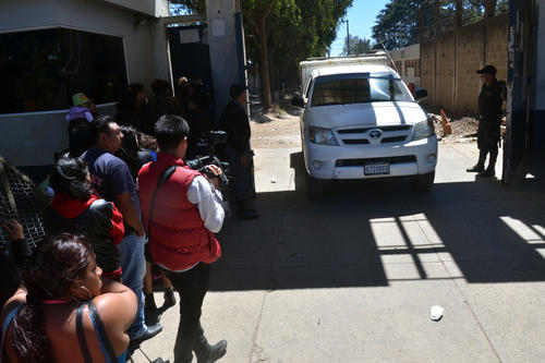 Una unidad del MP sale de la cárcel Fraijanes 1, luego de recabar los indicios por la muerte del reo Francisco Arana. (Foto: Nuestro Diario) 