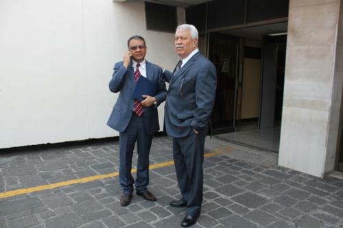 Selvin García habla por celular mientras sale del edificio de la Corte Suprema de Justicia, donde dijo que se puso a disposición. (Foto: Alejandro Balán/Soy502) 