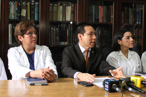 Los miembros de la Facultad de Ciencias Químicas y Farmacia de la USAC señalaron los problemas que enfrenta el Lago de Amatitlán y que limpiar el agua como lo hace Amsa en la actualidad no es la respuesta a resolver la contaminación. (Foto: Alexis Batres/Soy502)