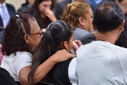 Familiares de las víctimas del Hogar Seguro lloran al escuchar los testimonios de las niñas. (Foto: Jesús Alfonso/Soy502)