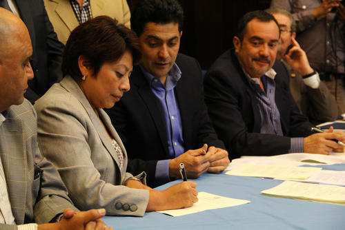 La diputada de Lider y presidenta de la Comisión, Mirna Figueroa de Coro, firma el dictamen que entregaron a la Junta Directiva del Congreso. (Foto: Alexis Batres/Soy502)