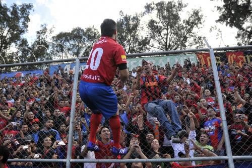 Carlos "el Pescado" Ruiz no pudo contener las emociones y se trepó la malla del estadio del Trébol, para celebrar con los aficionados en su regreso a Municipal. (Foto: Diego Galiano/Nuestro Diario)