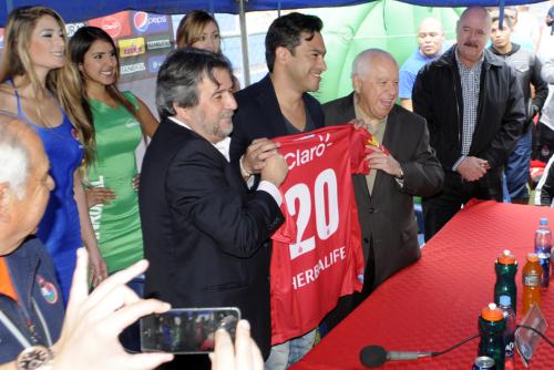 Carlos "el Pescado" Ruiz recibe la camiseta número 20 en Municipal de manos de Ernesto Villa y Gerardo Villa, dueños del club, en el estadio Del Trébol. (Foto: Luis Barrios/Soy502)