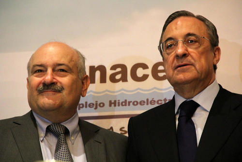 Juan Luis Bosch, (izquierda) presidente de CMI, y Florentino Pérez, al centro, dieron una conferencia de prensa en junio pasado en Guatemala sobre su alianza para construir hidroeléctricas en el país. (Foto: Alexis Batres/Soy502)