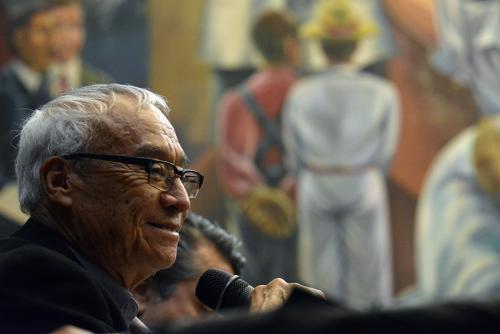 José Pinzón de la Secretario de la CGTG, fue el moderador del foro en el Salón del Pueblo.  (Foto: Deccio Serrano/Soy502)