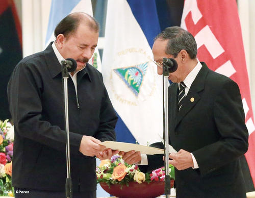 El embajador junto a Ortega, presidente de Nicaragua. (Foto: Bolsa de noticias)