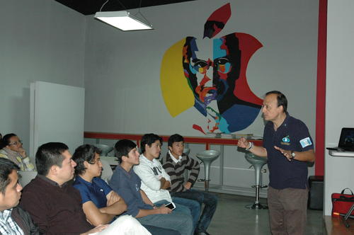 Vinicio Montoya comparte con integrantes de Campus Tecnológico parte de sus experiencias antes de convertirse en un astronauta. (Foto: Fredy Hernández/Soy502)