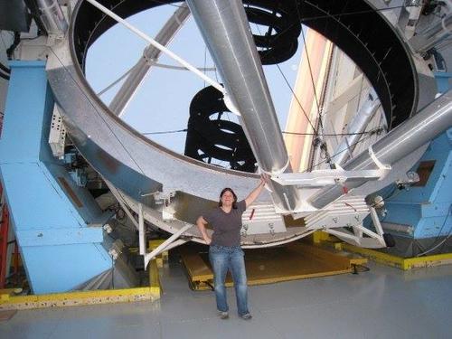 Aquí vemos a Tanya en el espejo gigante del telescopio MMT en Arizona. (Foto: cortesía Edgar Castro Bathen).