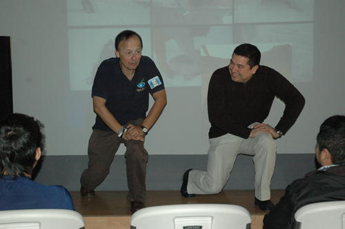 Montoya explica algunas maneras de sobrevivencia durante la charla que tuvo con los asistentes, como parte de una convivencia motivacional de Campus Tecnológico en la zona 4. (Foto: Fredy Hernández/Soy502)