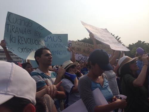 Los carteles que llevaron los manifestantes dejaban patente la indignación. (Foto: Soy502)