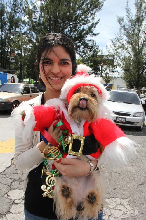 "Doguie" se robó las miradas de los presentes con su peculiar traje navideño. (Foto: Fredy Hernández).