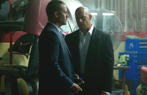 Imagen de la película "Rápido y Furioso 7" en la que aparece Paul Walker, junto a Vin Diesel. 