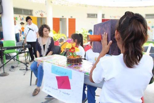 Gaby Moreno fue entrevistada por el noticiero de los alumnos de la escuela Nohemí Morales de Arjona. (Foto: Esther García y Elly de Dardón) 