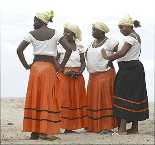 Los garífunas son un grupo étnico zambo descendiente de africanos, caribes y arahuacos originario de varias regiones de Centroamérica y el Caribe.