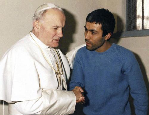 El entonces papa Juan Pablo II visitó en diciembre de 1983 al turco Ali Agca en la prisión. (Foto: Tempi.it) 