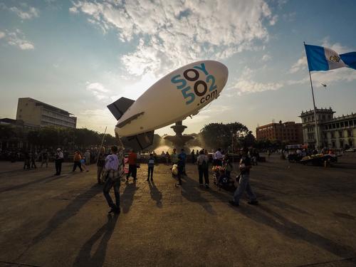 Los dirigibles de Soy502 acompañaron el paso de los corredores en los 10k de la Ciudad. (Foto: Marcelo Jiménez/Soy502)