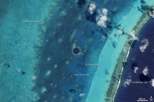 Aquí se puede apreciar la cueva conocida como El Agujero Azul, en las costas del mar Caribe. (Foto: NASA)