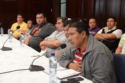 Miembros de la Gremial de Carniceros de Guatemala acudieron al Congreso para pedir a los diputados de la UNE que intervengan ante el aumento de precio en la libra del producto. (Foto: José Antonio Castro)