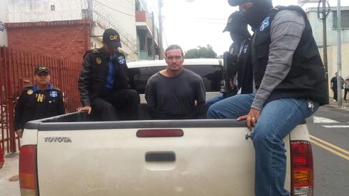 Así fue trasladado el detenido hacia el Aeropuerto. (Foto: PNC)