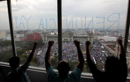 #RenunciaYA se leía en las ventana de los edificios cercanos a la Plaza de la Constitución. (Foto: Esteban Biba/ EFE)