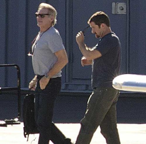 El actor Harrison Ford ya dejó la pierna biónica que le ayudaba a caminar. 