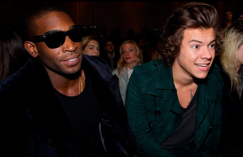 Harry Styles, integrante de One Direction y el rapero británico Tinie Tempah también asistieron al desfile. (Foto: AFP) 