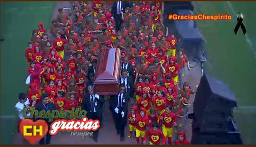 Cientos de niños vestidos del Chavo o de Chapulines acompañaron el ataúd de "Chespirito" al finalizar la misa de cuerpo presente donde se homenajeó al célebre comediante. (Foto: Televisa)