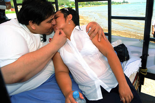 Aquí con su esposa Claudia Solís. (Foto: Perthnow.com)