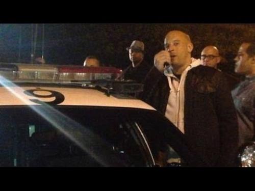 Vin Diesel tomó el megáfono y habló en la escena del accidente de Paul Walker, para pedir traquilidad a los fanáticos que ya abarrotaban el lugar.